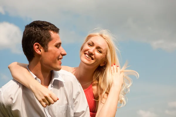 年轻的爱微笑着对快乐的夫妻 — 图库照片