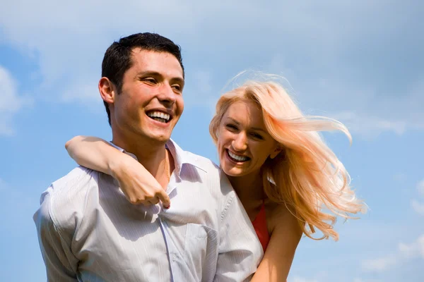 Young Love Couple Smiling Blue Sky — Stock Photo, Image