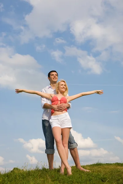 在多云的天空下的年轻夫妇 — 图库照片