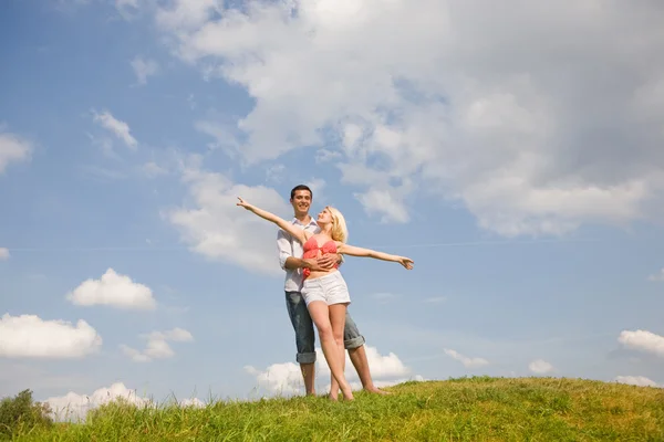 幸せな若い愛のカップル - 青い空の下にジャンプ — ストック写真