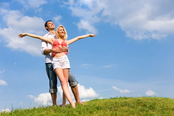 Glückliches junges Paar genießt den Sommer. — Stockfoto