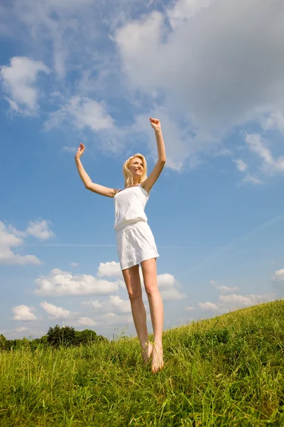 Щаслива молода жінка стрибає — стокове фото