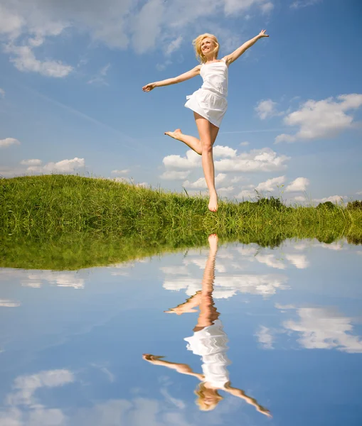 幸せな若い女性ジャンプ — ストック写真