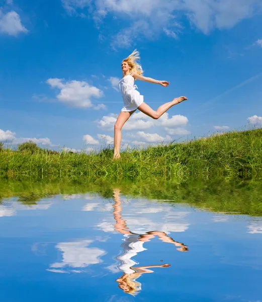 Glückliche Frau läuft auf ein Feld — Stockfoto