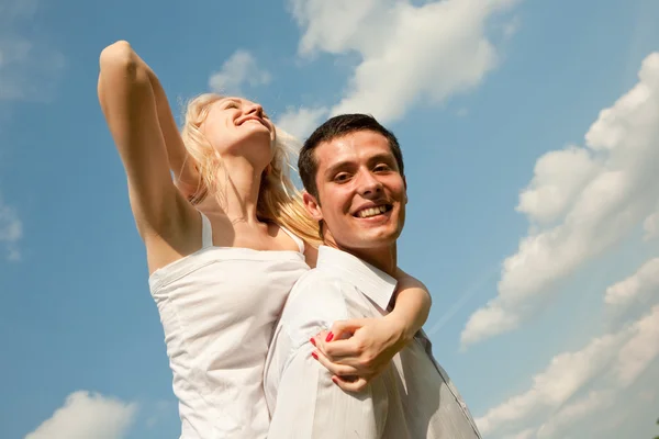 Jonge liefde gelukkig lachend paar — Stockfoto
