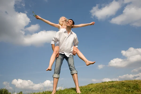 Szczęśliwa Miłość Młody Para Skoki Pod Błękitne Niebo — Zdjęcie stockowe