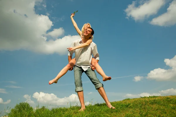 Giovane Amore Coppia Sorridente Sotto Cielo Blu — Foto Stock