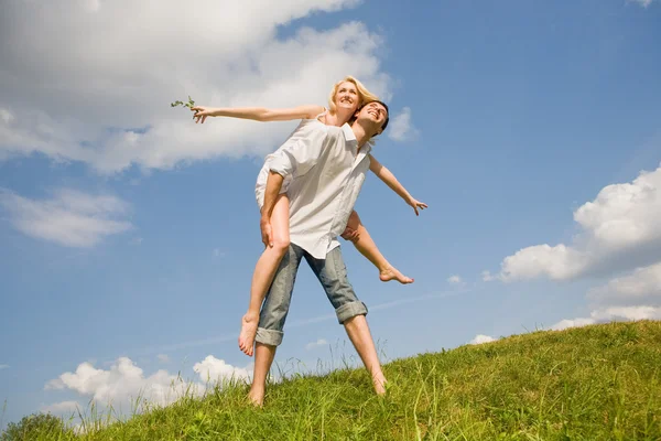 Szczęśliwa miłość młody para - skoki pod błękitne niebo — Zdjęcie stockowe