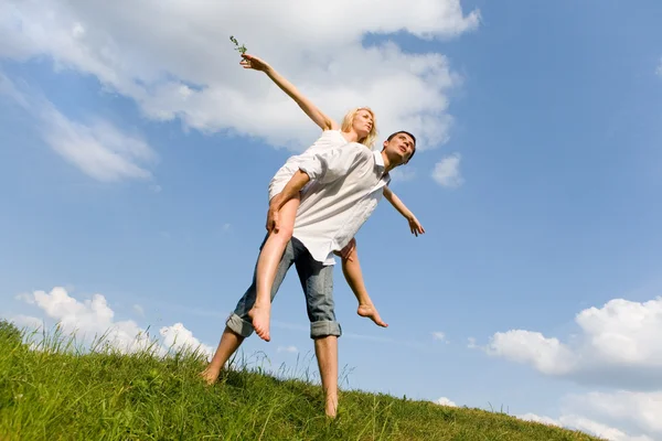 Pareja Joven Feliz Saltando Cielo Sobre Prado Verde —  Fotos de Stock