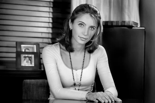Jonge zakenvrouw in vintage directiekamer — Stockfoto