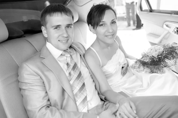 Портрет улыбающийся жених и невеста в свадебном автомобиле — стоковое фото