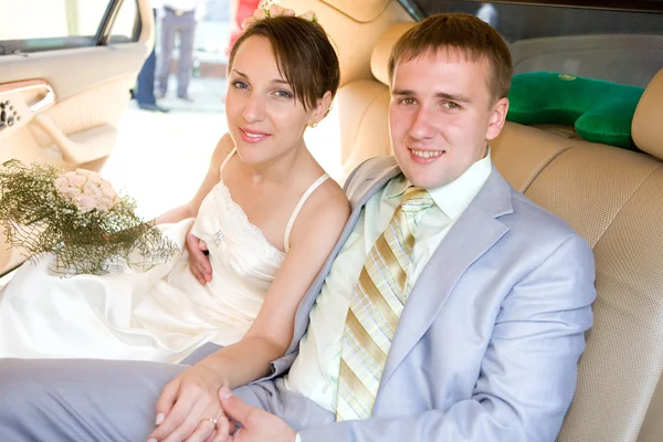 Damat Gelin Düğün Arabada Gülümseyen Portre — Stok fotoğraf