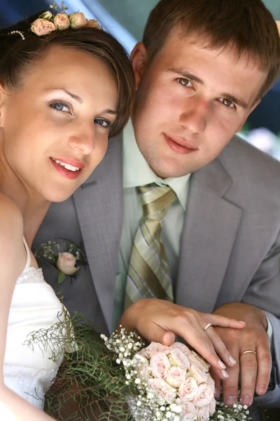 微笑的新娘和新郎的肖像 — 图库照片