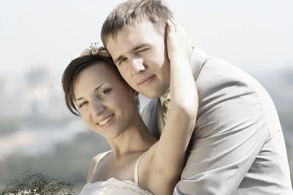 Portrait Smiling Groom Bride Sky — Stock Photo, Image