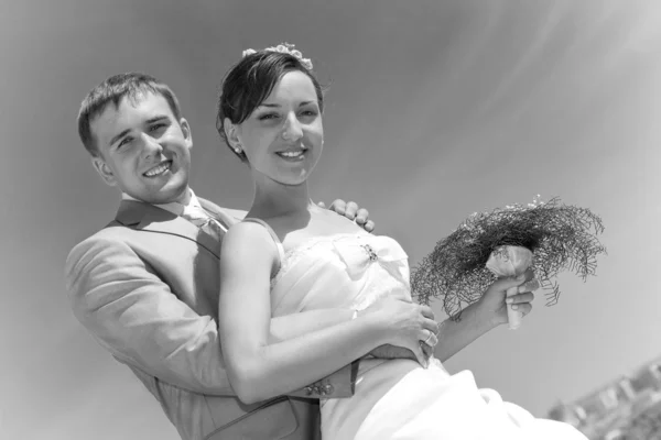 Portrait smiling groom and bride against sky — Stock Photo, Image