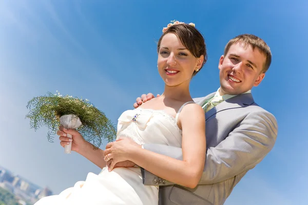 Πορτρέτο Που Είναι Χαμογελώντας Γαμπρός Και Νύφη Μπλε Ουρανό — Φωτογραφία Αρχείου