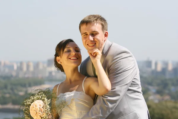 Πορτρέτο Που Είναι Χαμογελώντας Του Γαμπρού Και Της Νύφης — Φωτογραφία Αρχείου