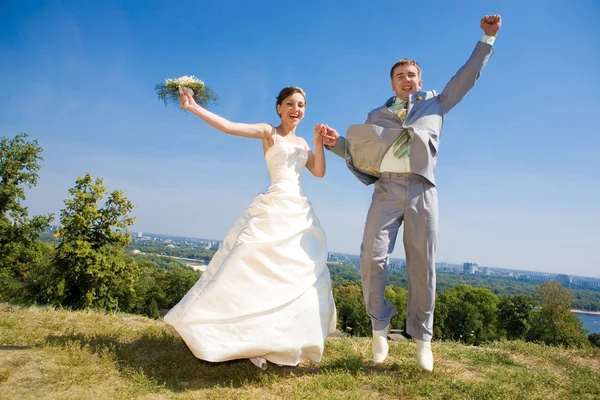 Жених Невеста Прыгают Фоне Неба Деревьев Всем Росте — стоковое фото