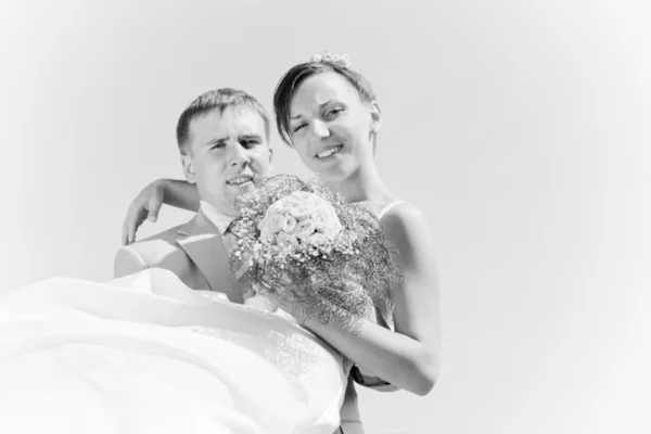 Portré mosolyogva a vőlegény és menyasszony — Stock Fotó