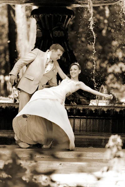 Жених Невеста Веселятся Фоне Фонтана Всем Росте — стоковое фото