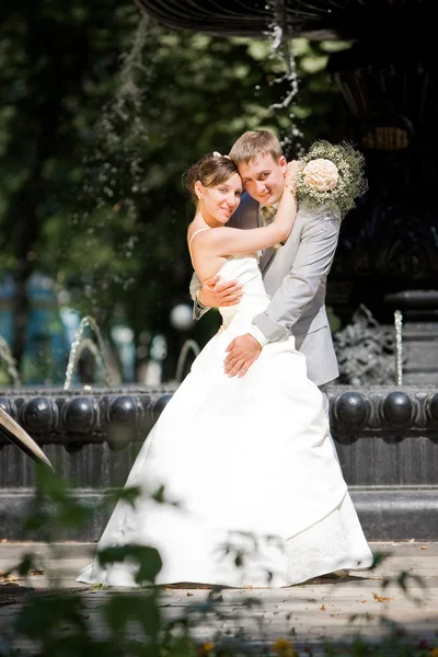 Bräutigam Und Braut Freuen Sich Vor Kulisse Brunnen — Stockfoto