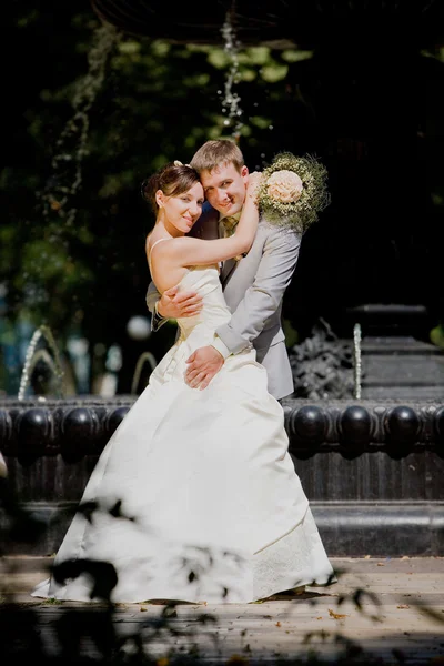 Bruid Bruidegom Vreugde Tegen Achtergrond Fontein Alle Groei — Stockfoto