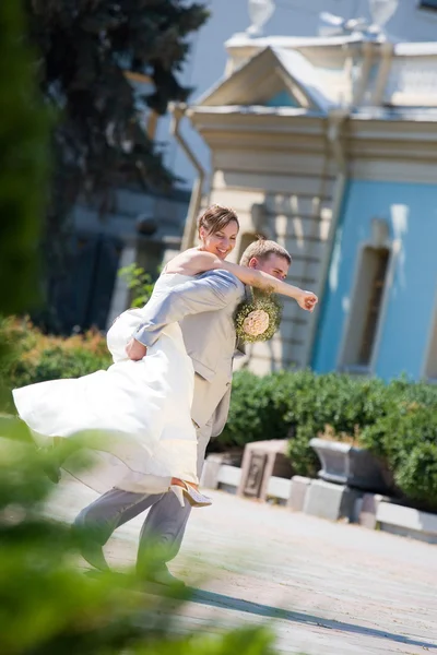 Groom and bride jumping — Stock Photo, Image
