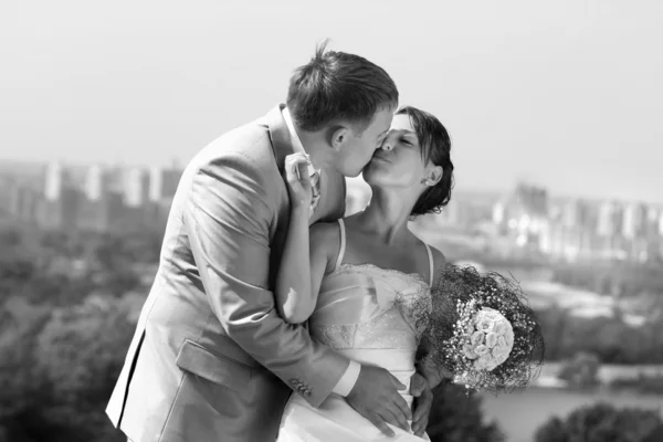 Νύφη Και Γαμπρός Φιλιούνται — Φωτογραφία Αρχείου