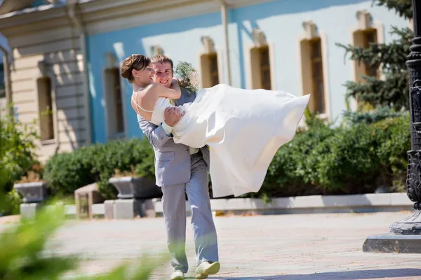 Groom and bride runinng — Stock Photo, Image