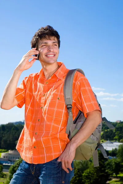 Mladý Muž Telefonních Hovorů Bylo Hoře Proti Modré Obloze Mraky — Stock fotografie