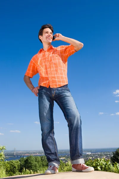 Jonge Man Uit Telefoongesprekken Het Mount Tegen Een Blauwe Hemel — Stockfoto