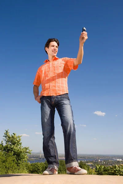 Pohledný mladý muž odeslání mobilní telefon obrázek — Stock fotografie