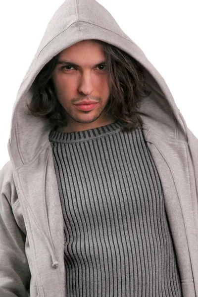 Portret młody człowiek ubrany w nowoczesne ubrania z kapturem — Zdjęcie stockowe