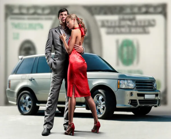 美丽的年轻夫妇背景车钱 — 图库照片