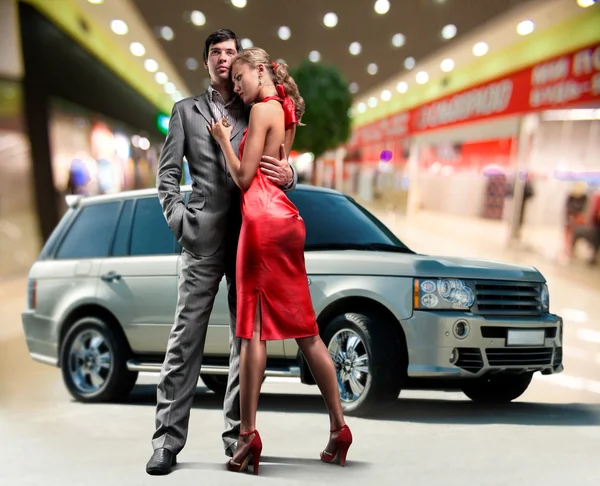 Retrato Amor Jovem Casal Sorrindo Sob Offroad Carro Luxo Interior — Fotografia de Stock
