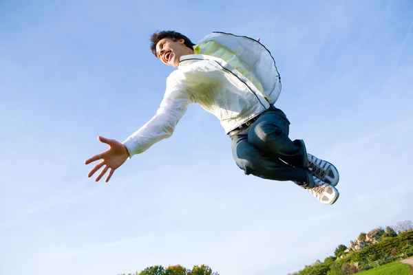 Joyeux Jeune Homme Extrémité Sautante Vole Dans Ciel Bleu — Photo