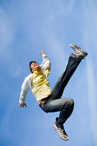 Szczęśliwy Młody Człowiek Skoki Koniec Leci Błękitne Niebo — Zdjęcie stockowe