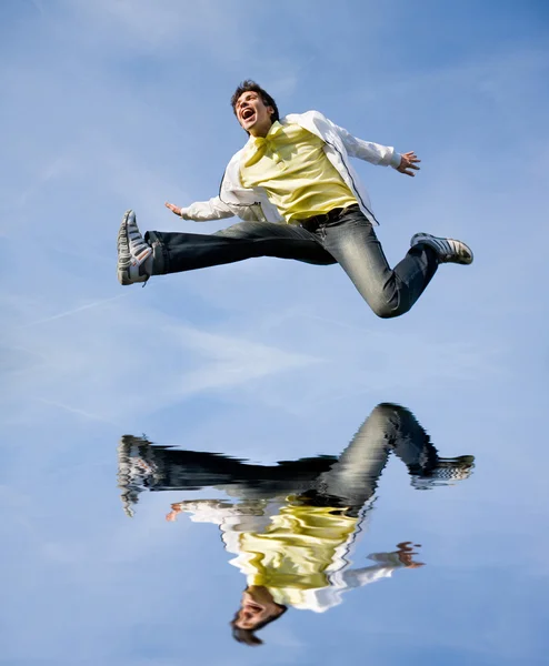 Šťastný mladý muž - skoky — Stock fotografie