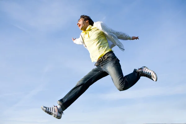 Glad Ung Man Hoppning Slutet Flugor Blå Himmel — Stockfoto