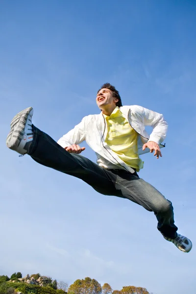 Joven Feliz Saltando Fin Vuela Cielo Azul —  Fotos de Stock