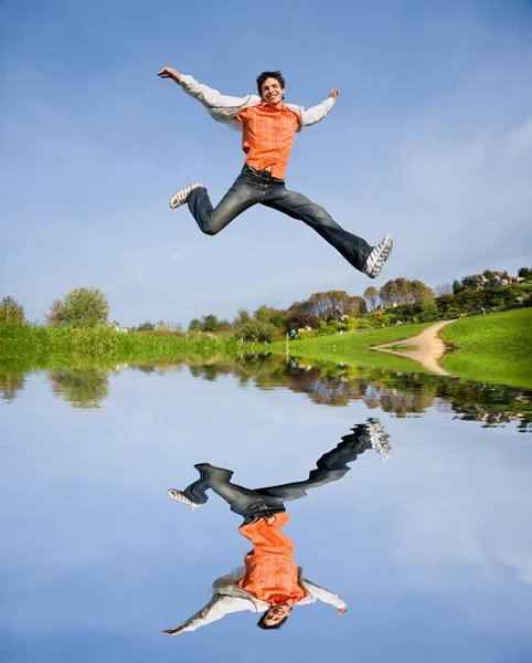 Jovem Feliz Saltando Fim Voar Céu Azul — Fotografia de Stock