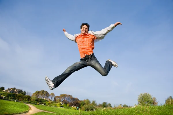 Jovem feliz - saltando fim voar no céu azul — Fotografia de Stock