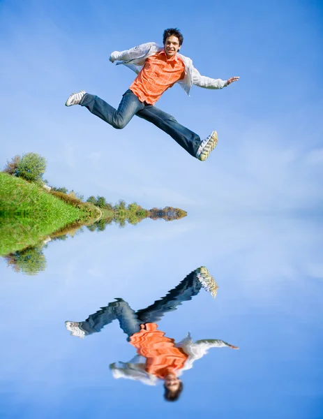 Mutlu Genç Adam Mavi Gökyüzü Fonunda Atlama — Stok fotoğraf