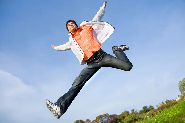 Счастливый Молодой Человек Прыжок Голубом Небе — стоковое фото