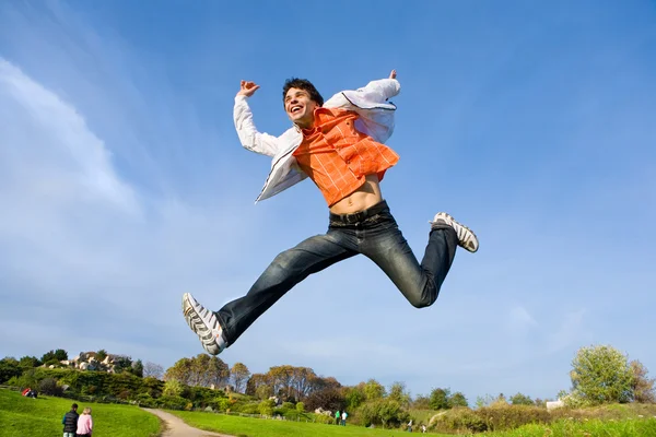 Son Atlama Mutlu Bir Genç Adam Mavi Gökyüzünde Uçar — Stok fotoğraf