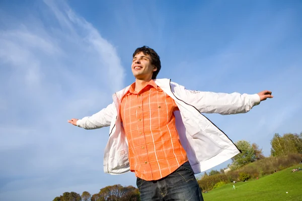 Χαρούμενος Νεαρός Άνδρας Απολαύστε Πετά Στον Ουρανό — Φωτογραφία Αρχείου