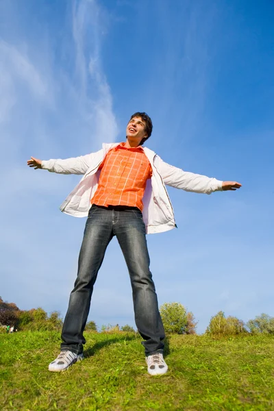 Jeune homme heureux - sauter sur fond de ciel bleu . — Photo