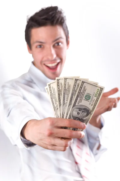 Człowiek uśmiecha się i rozciąga się pieniądze — Zdjęcie stockowe