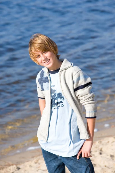Ευτυχισμένο Αγόρι Στην Παραλία — Φωτογραφία Αρχείου