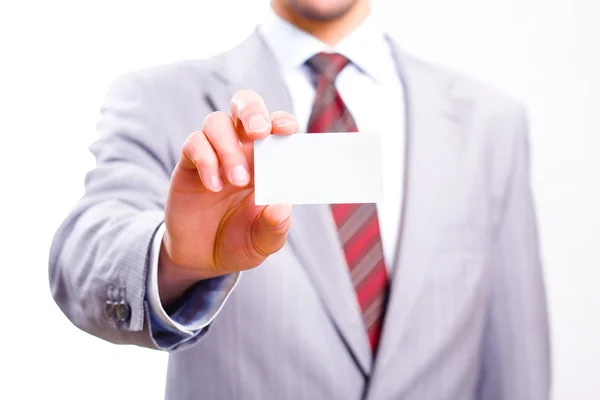 Uma foto de estúdio de um empresário segurando um cartão de visita em branco — Fotografia de Stock